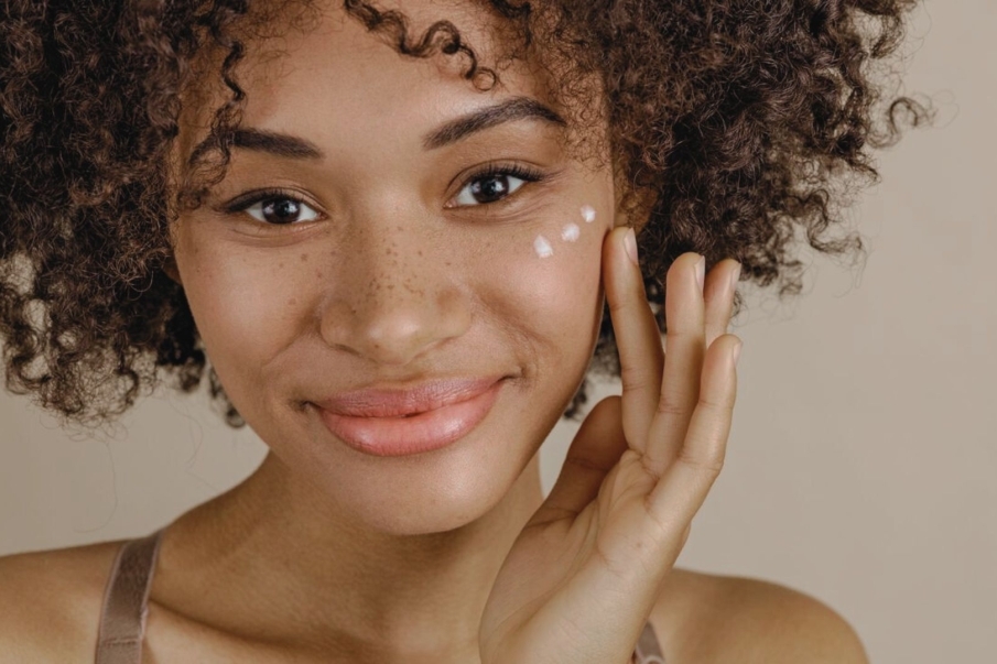 ¿Cómo identificar el subtono de una piel morena?