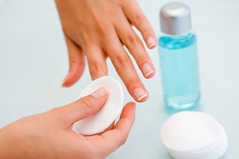 Productos quitaesmalte para la limpieza de uñas