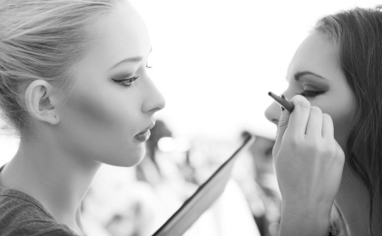 ¿Qué se necesita para ser maquilladora profesional? Requisitos